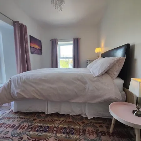 Rustic Pub - 20 Minutes From Killarney! *