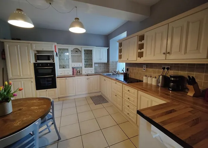 Rustic Pub - 20 Minutes From Killarney! *