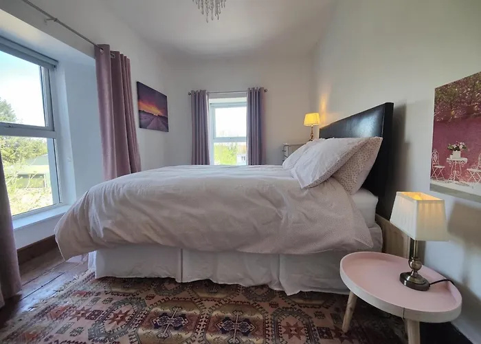 Rustic Pub - 20 Minutes From Killarney! *